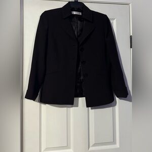 Tahari Arthur S. Levine Classic Blazer Single Breasted blazer is a size 10.